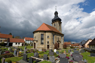 Friedhof mit Kirche